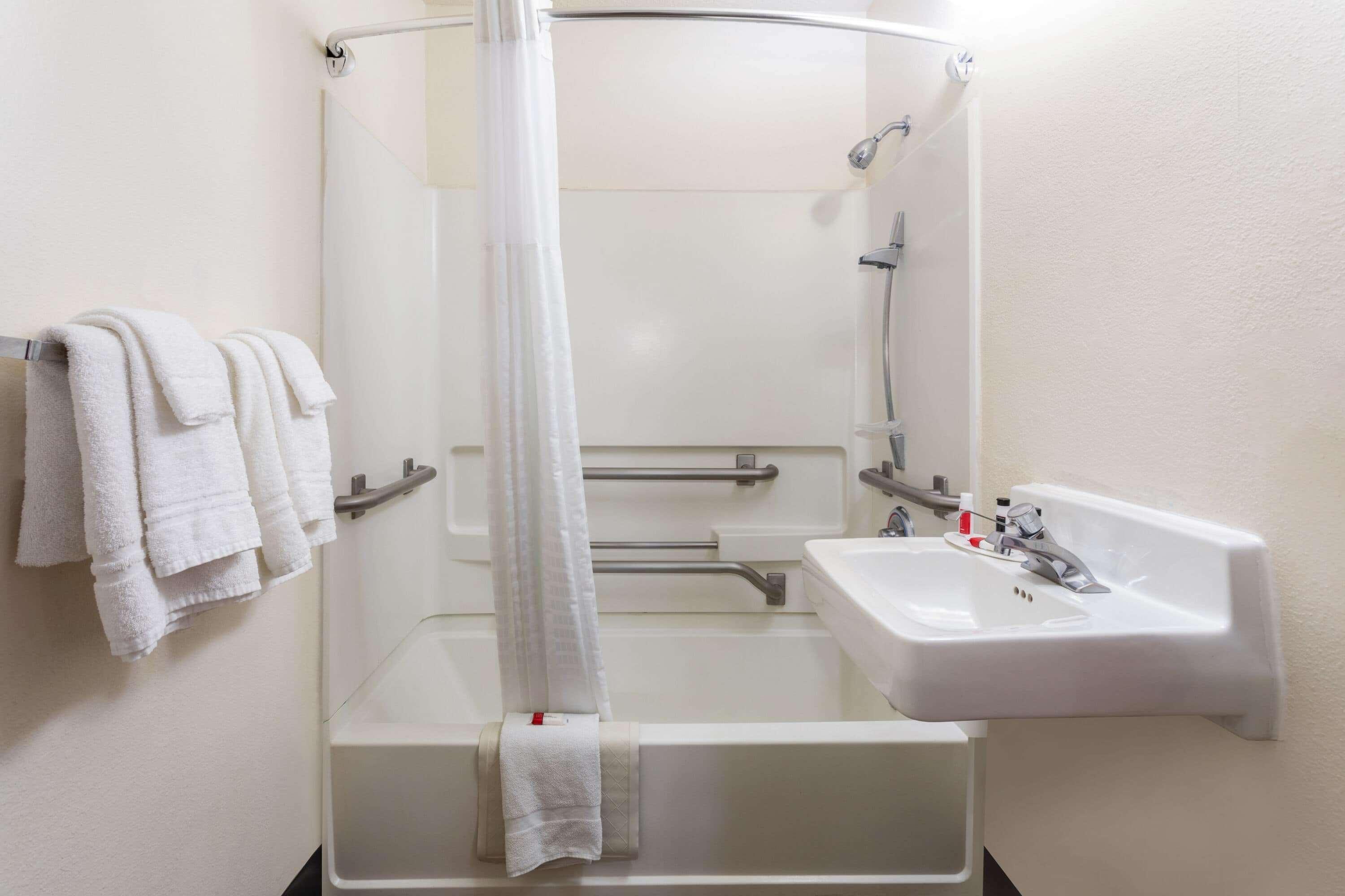 Travelodge By Wyndham East Hotel
