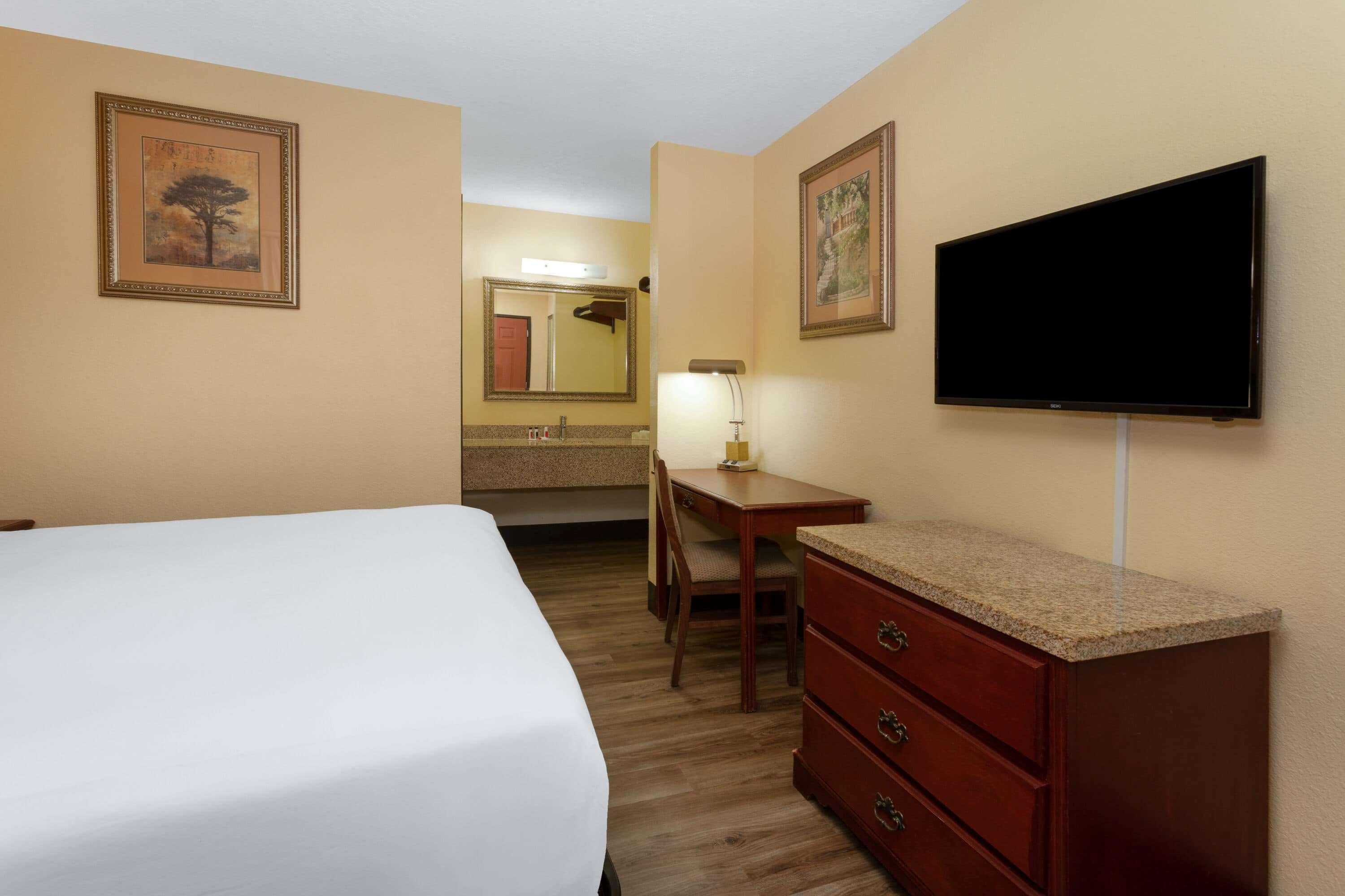 Travelodge By Wyndham East Hotel