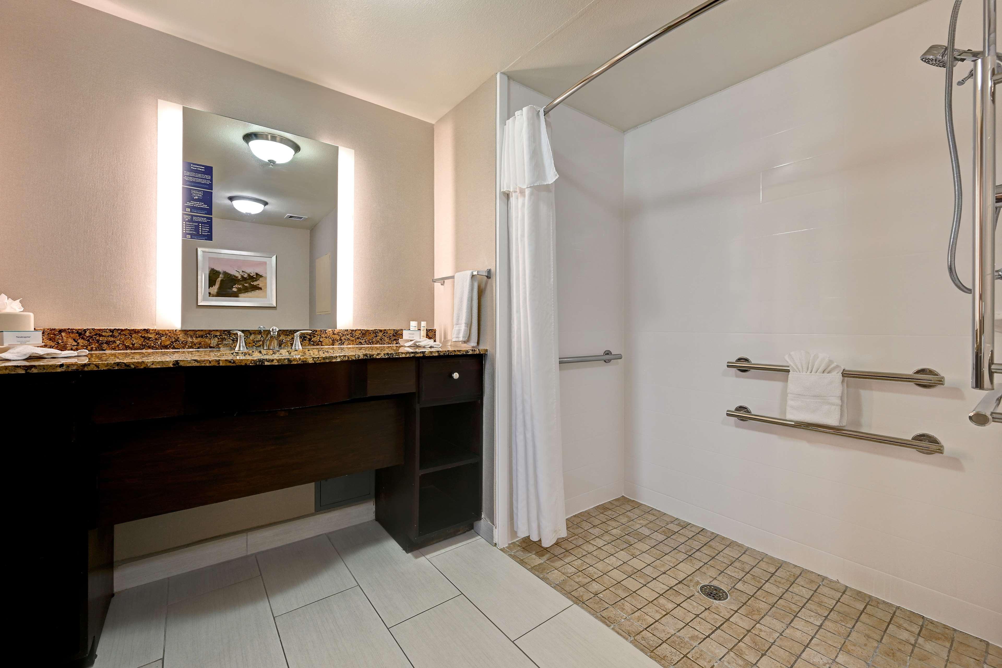 Hotel Homewood By Hilton Airport