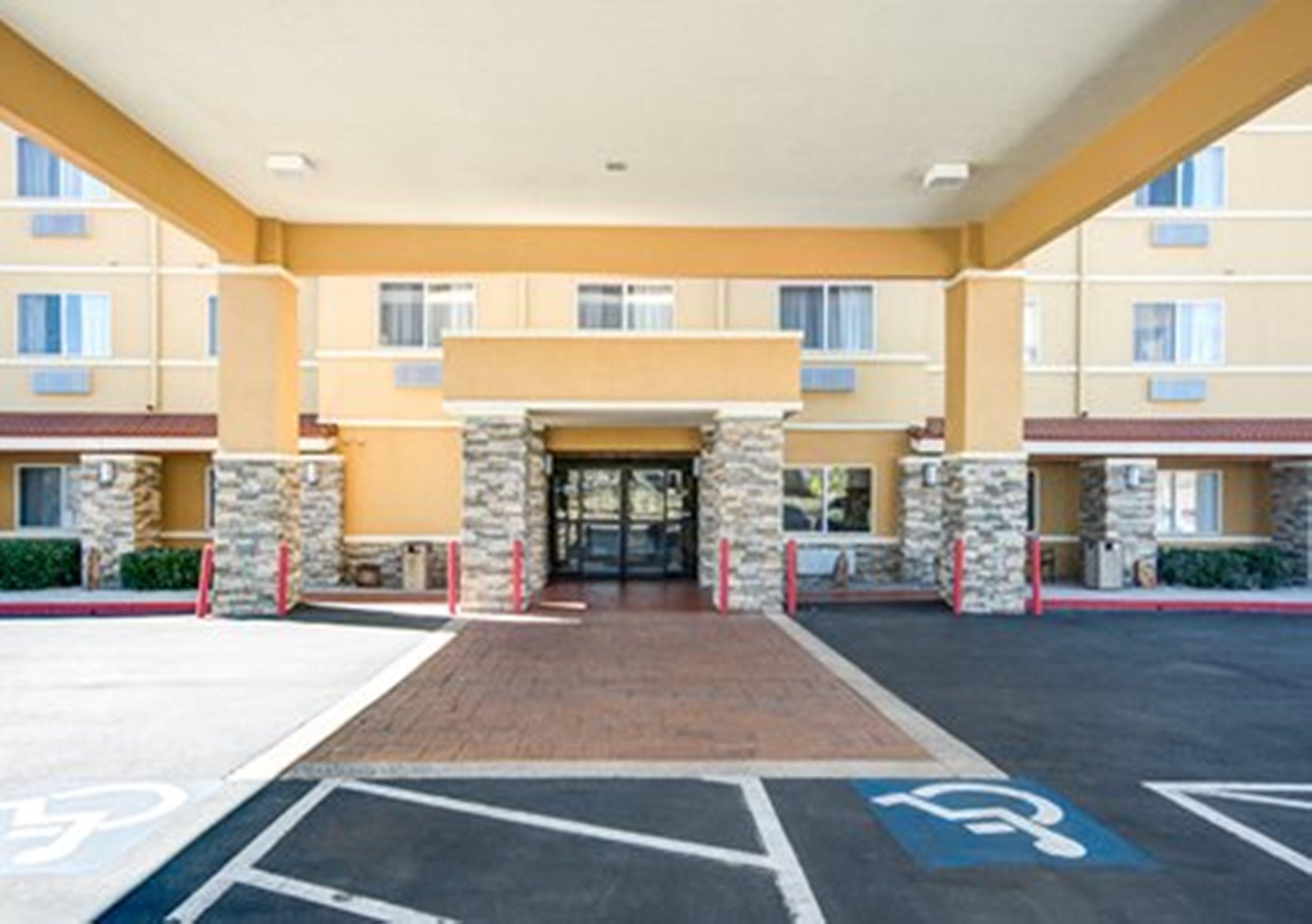 Comfort Airport Inn 3*