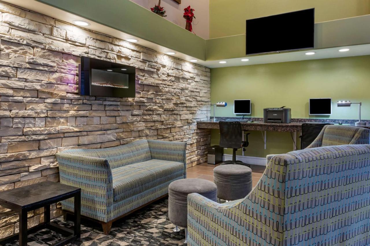 Western Airport Innsuites & Hotel 3*