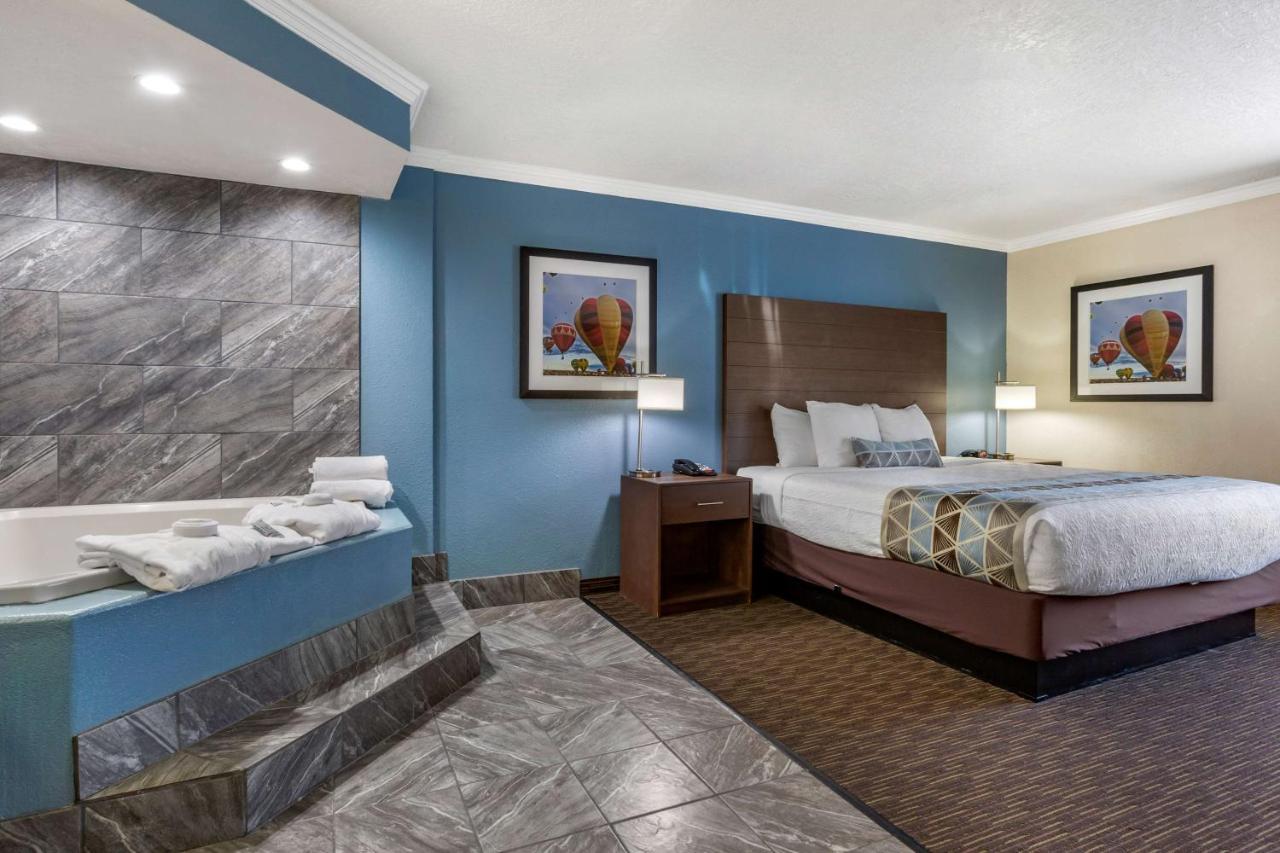 Western Airport Innsuites & Hotel 3*