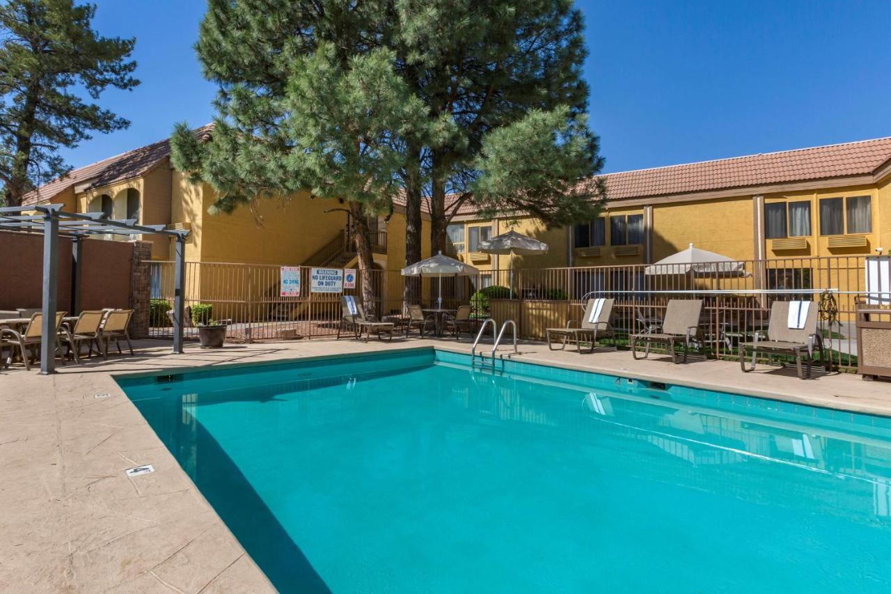 Western Airport Innsuites & Hotel 3*