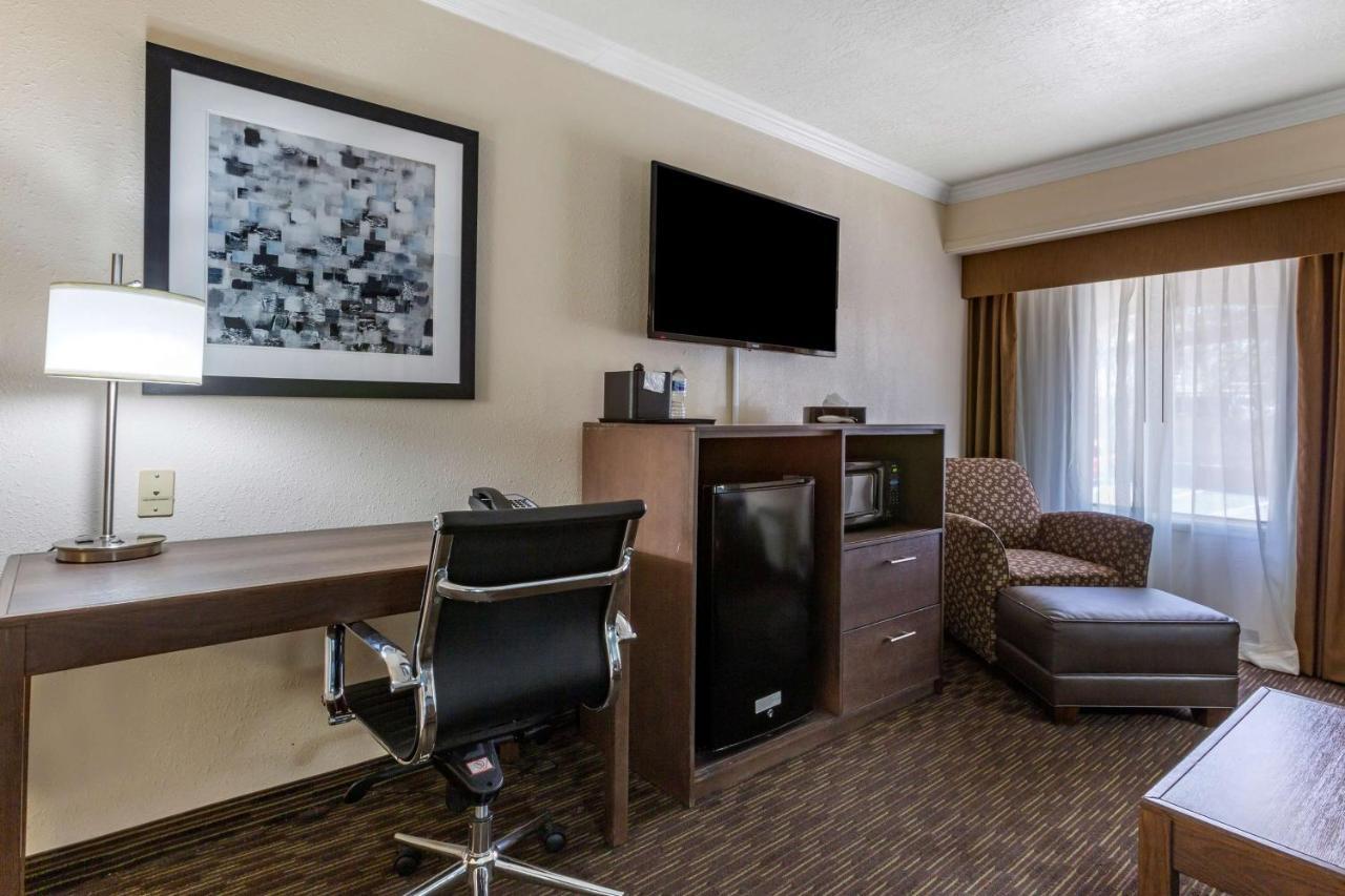 Western Airport Innsuites & 3*