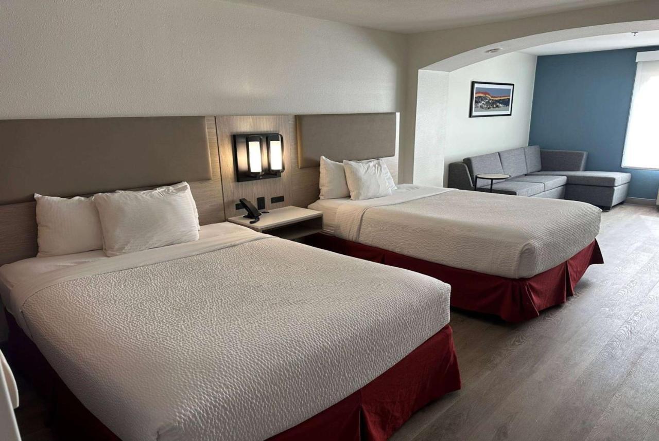 La Quinta & By Wyndham Midtown Hotel