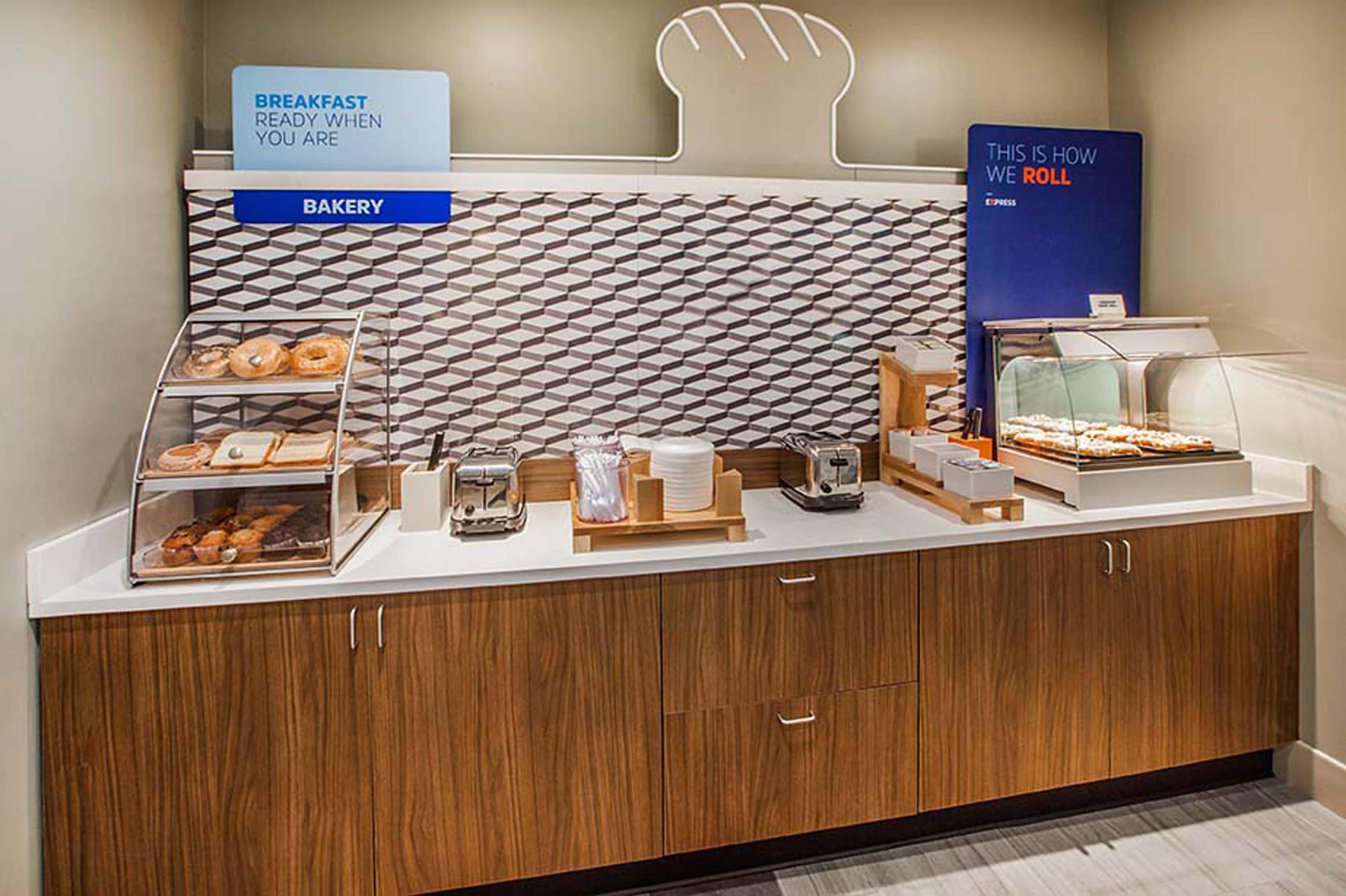 Express & Midtown By Ihg Hotel
