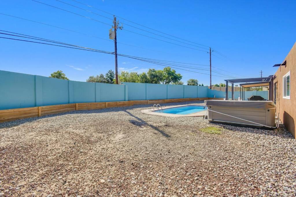 Loma Ne Heights 3 Bedroom Pool/hottub! Holiday home Albuquerque