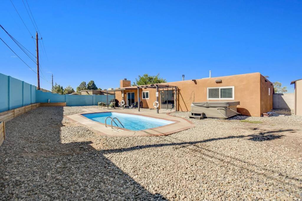 Loma Ne Heights 3 Bedroom Pool/hottub! Holiday home Albuquerque