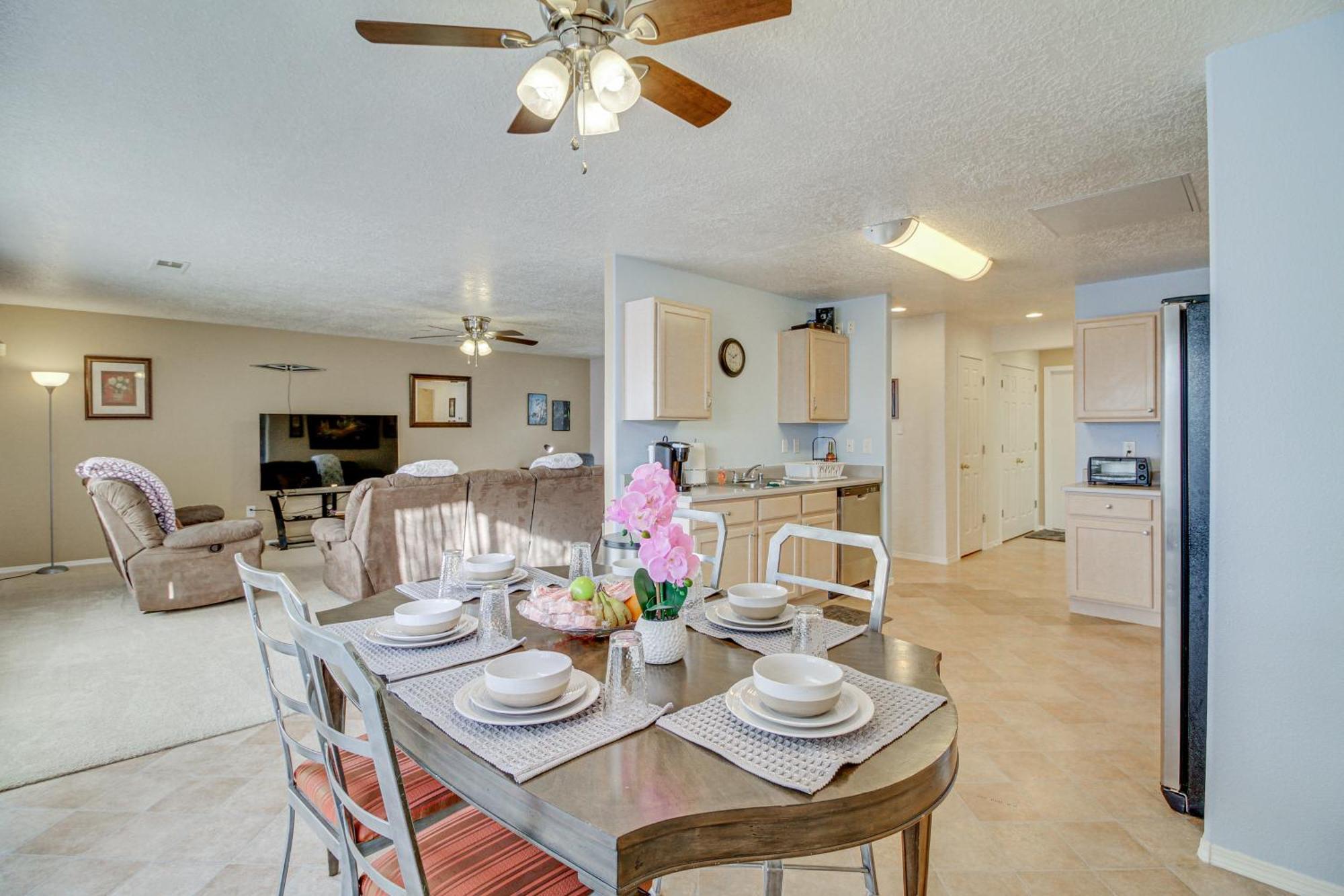 Holiday home Getaway Near Shopping And Fiesta Park! *