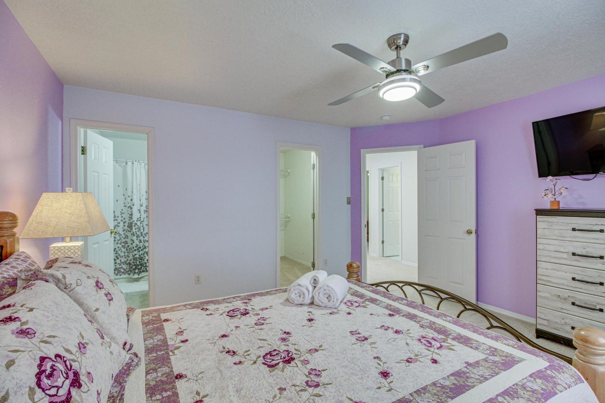 Holiday home Getaway Near Shopping And Fiesta Park! *