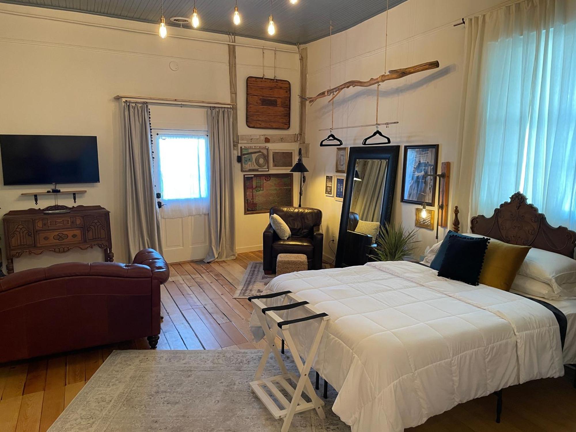 Painted Lady Bed & Brew 3*