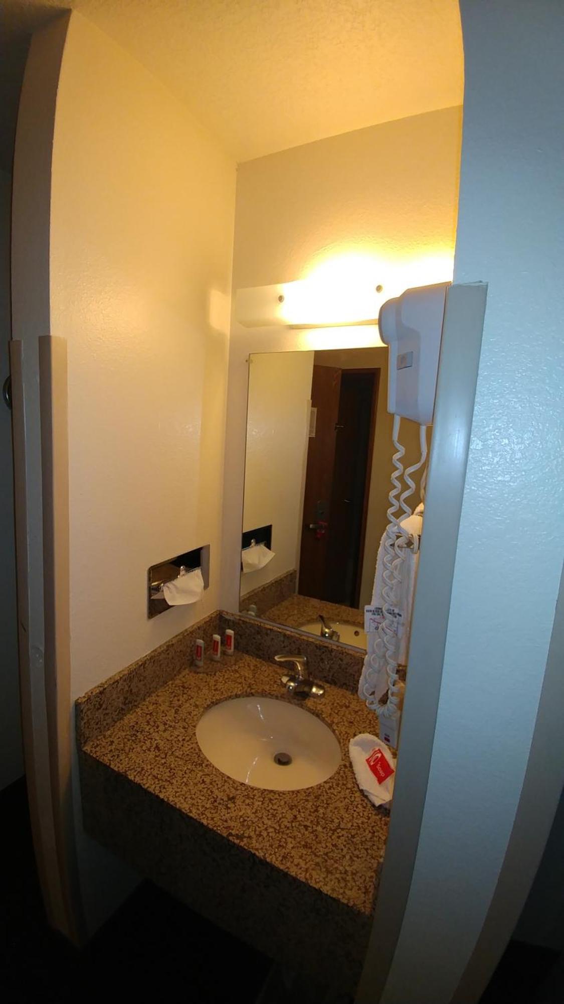 Econo & East I-40 Eubank Exit Hotel