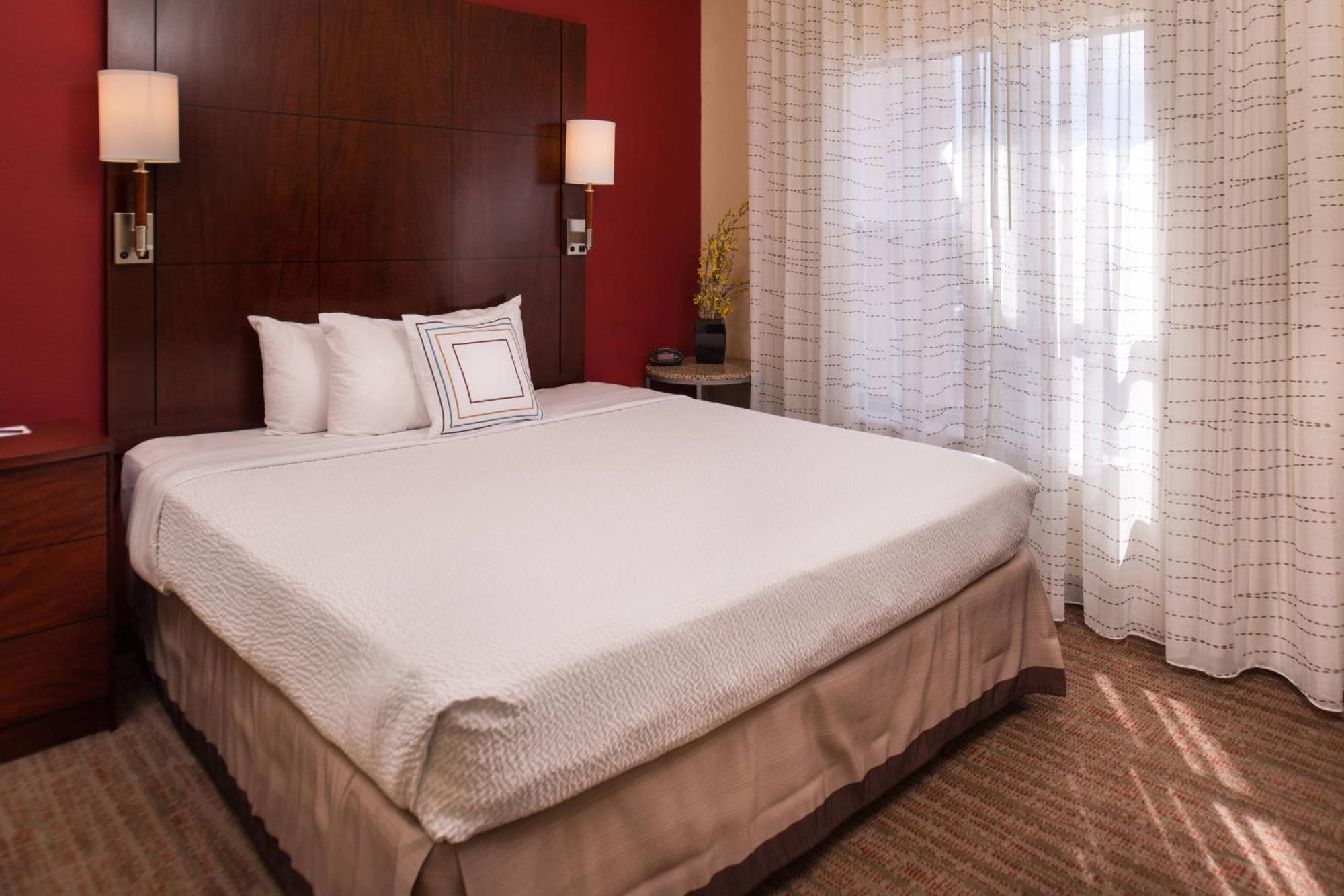 Hotel By Marriott Airport