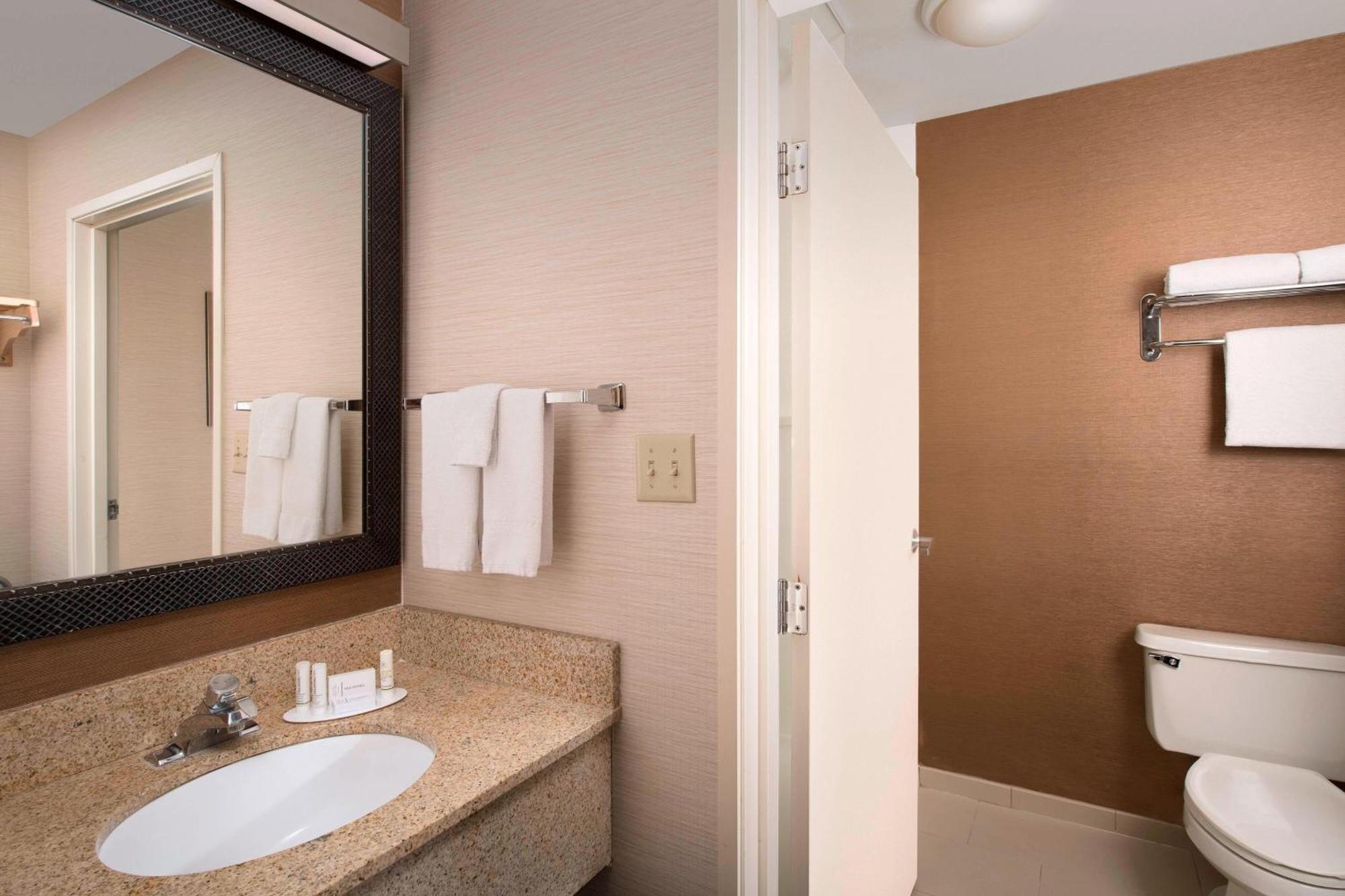 Hotel Fairfield & By Marriott Airport