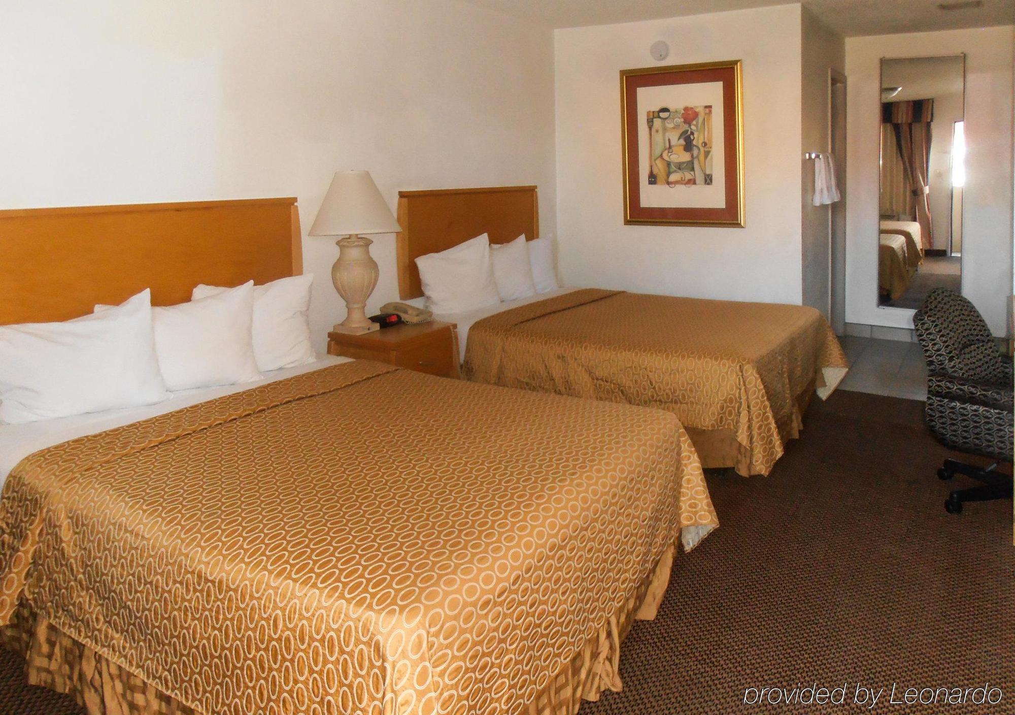 Desert Sands & Motel 2*