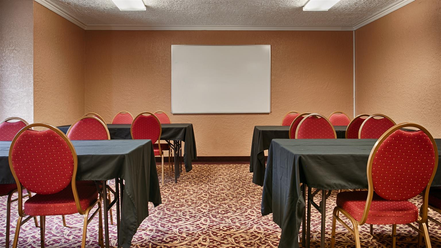Hotel Western Airport Innsuites & 3*