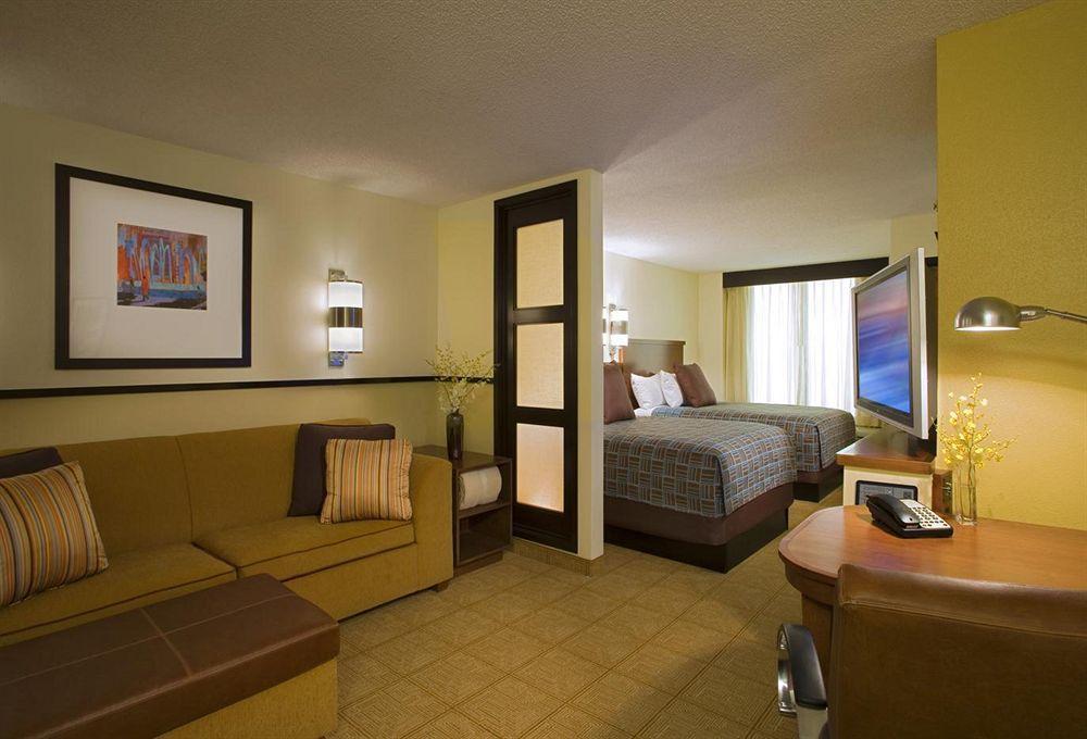 Hyatt Place Uptown 3*