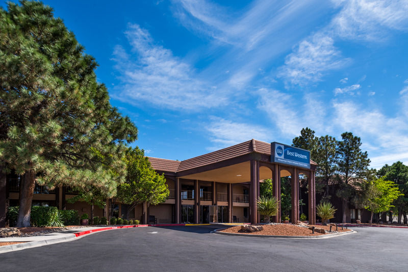 Western Airport Innsuites & Hotel
