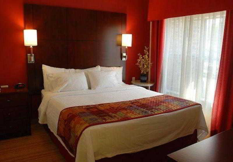 Hotel By Marriott Airport