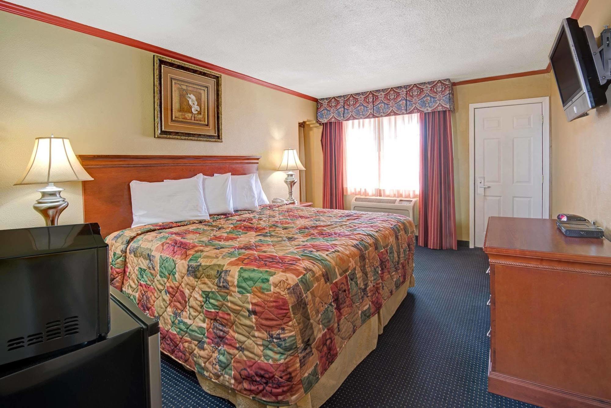 Days By Wyndham Downtown Hotel