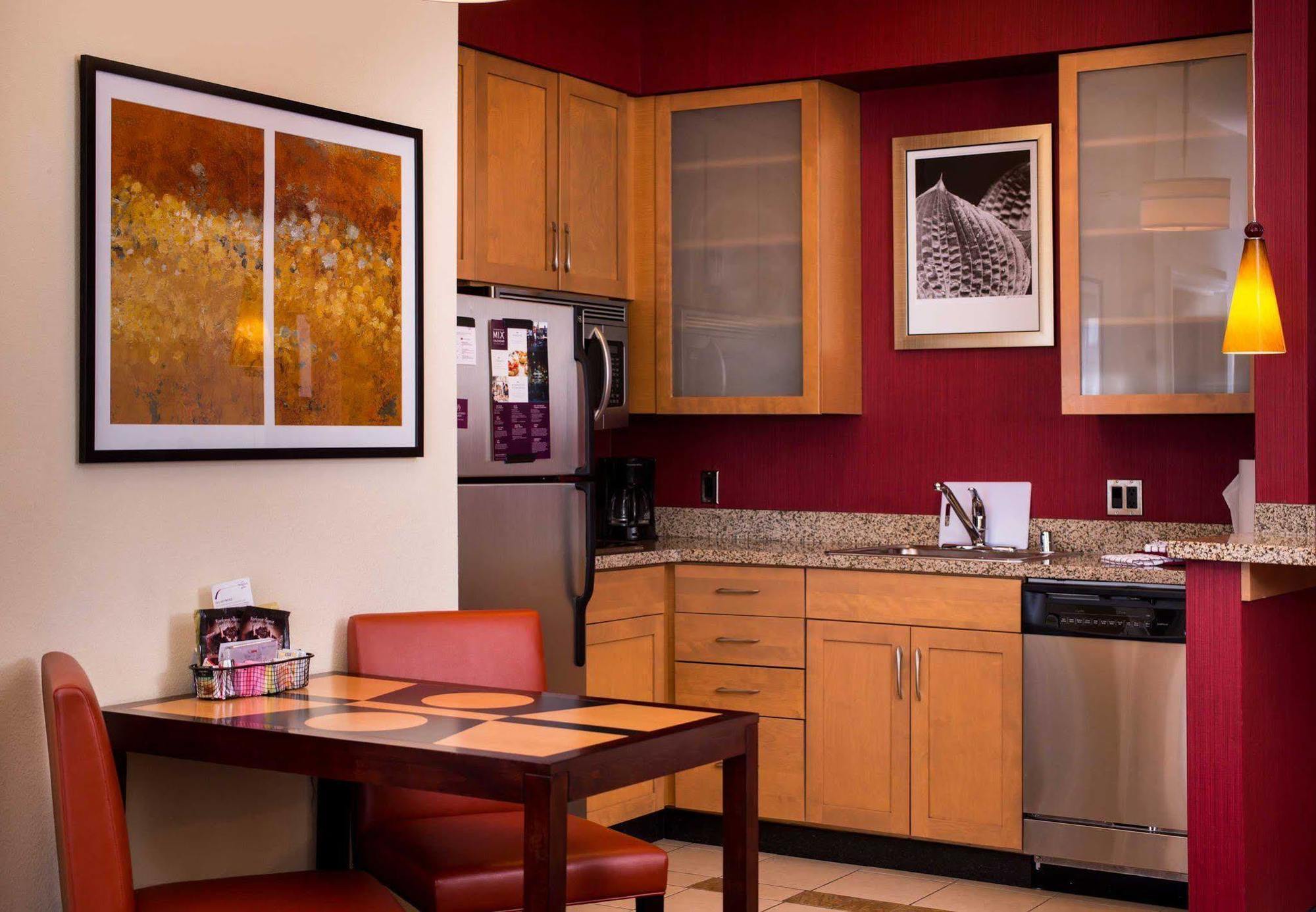 Hotel By Marriott Airport