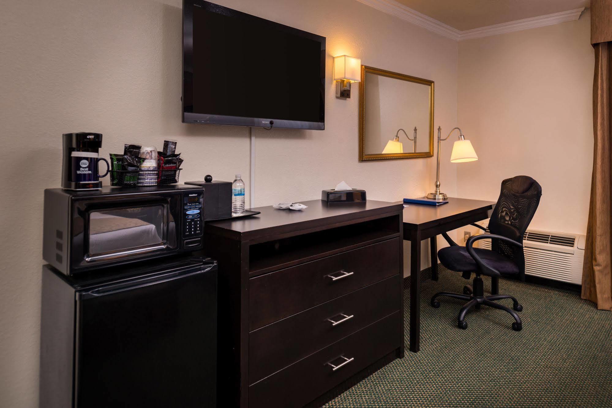 Western Airport Innsuites & Hotel