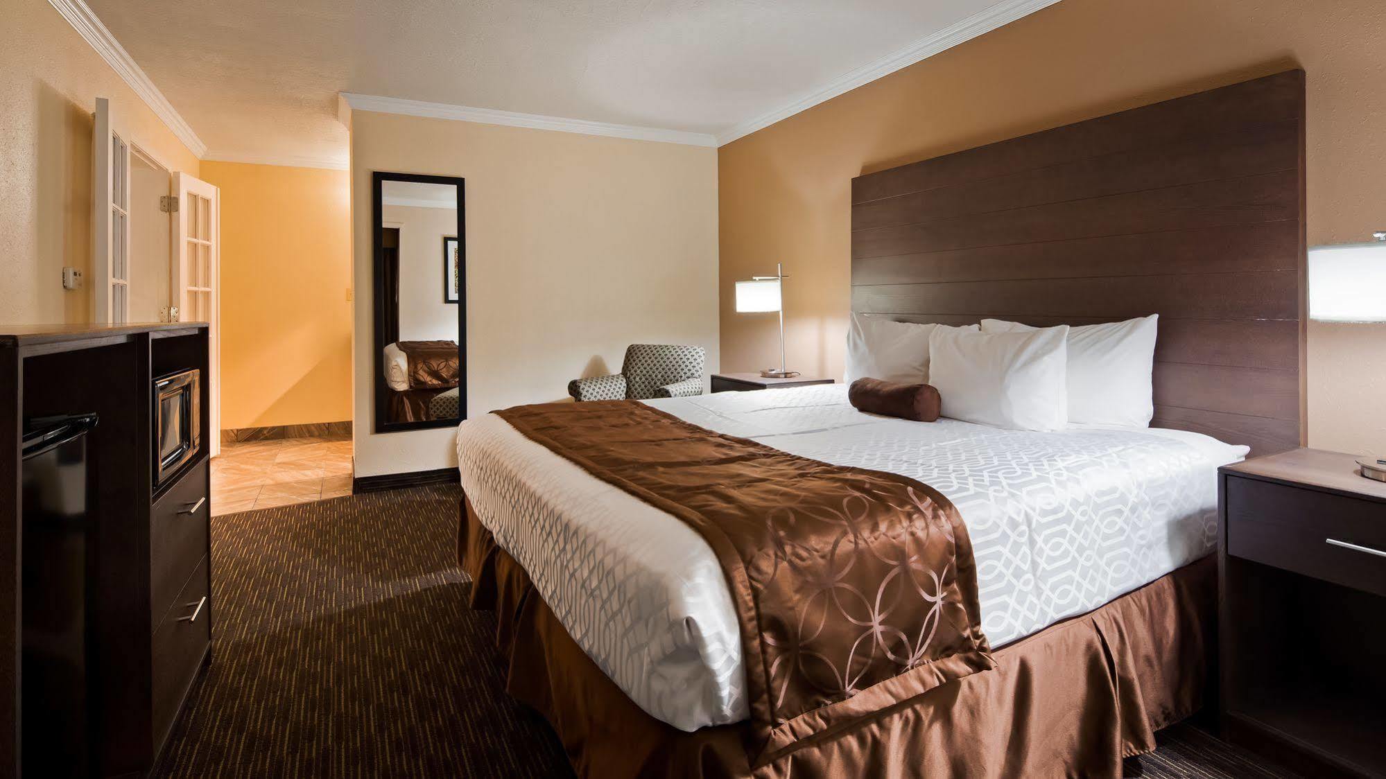 Western Airport Innsuites & Hotel