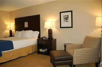 Express & Airport By Ihg Hotel 2*