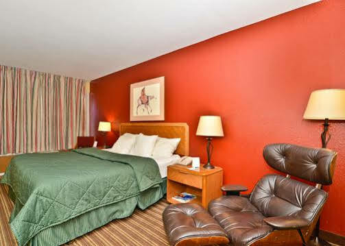 Rodeway East Hotel