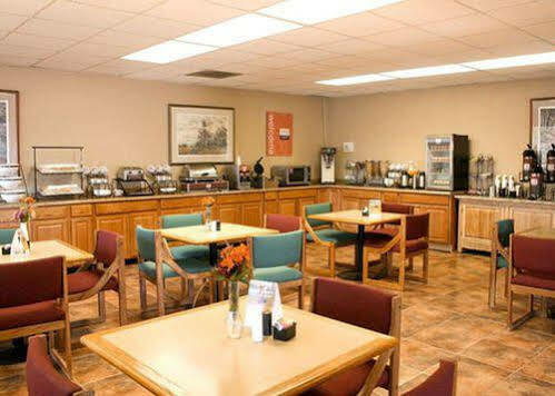 Rodeway East Hotel 2*