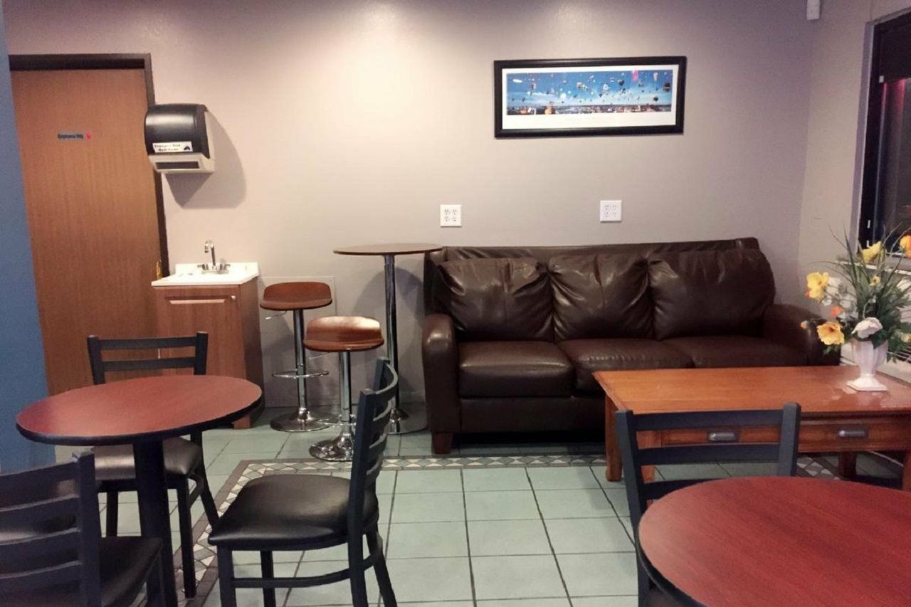 Travelodge By Wyndham East Hotel 3*