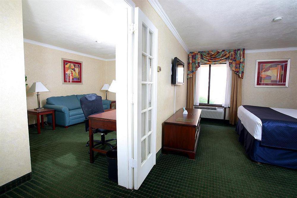 Western Airport Innsuites & 3*