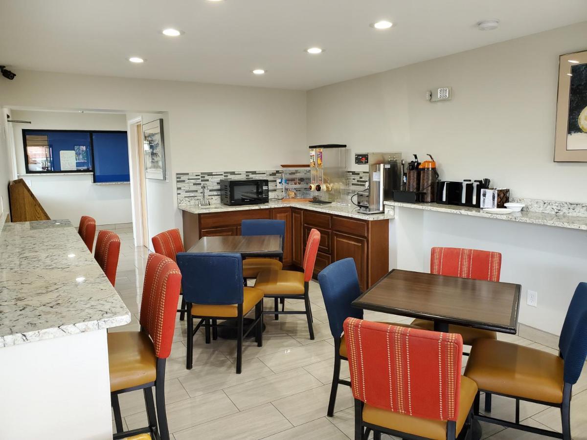 Travelodge By Wyndham West