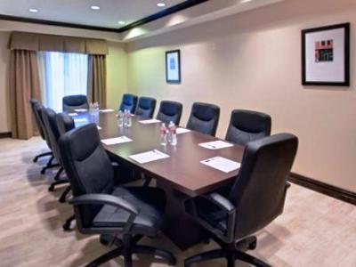 Express & Airport By Ihg 2*