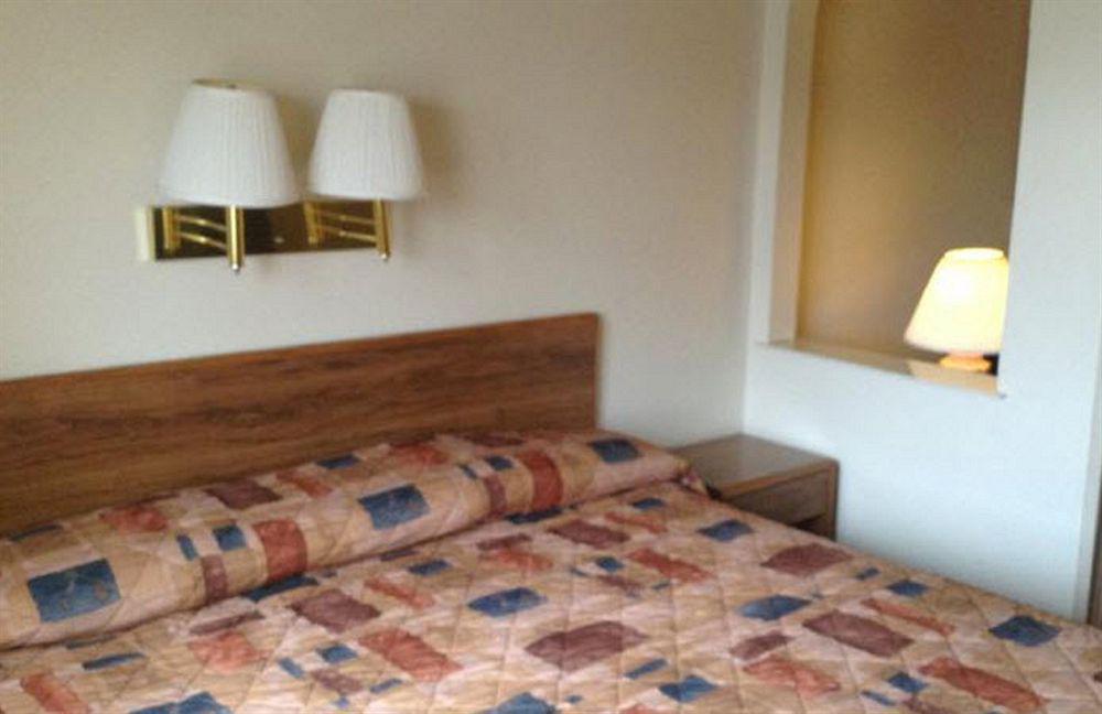 Econo & East I-40 Eubank Exit Hotel