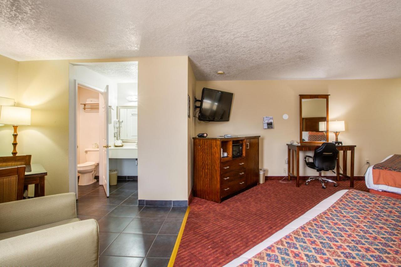Motel Sandia Peak Old Town Abq, A Howard Johnson By Wyndham 2*