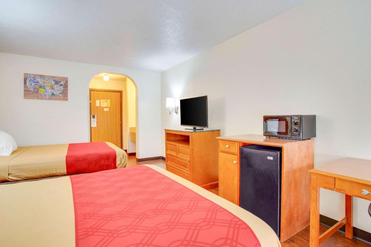 Econo & East I-40 Eubank Exit Hotel