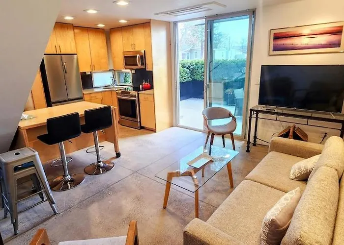 Elegant Townhome In Heart Of Down Town