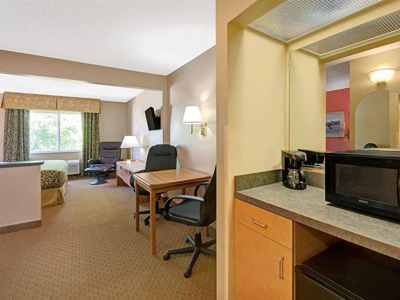 Days & By Wyndham Airport Hotel