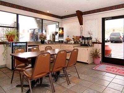 Super 8 By Wyndham Downtown Motel