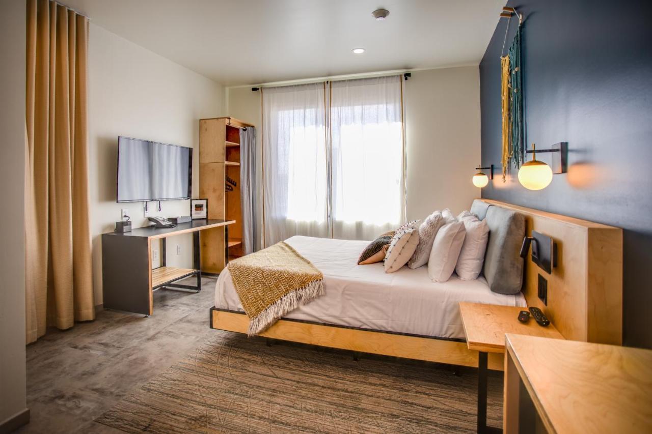 The Monterey Motel 2*