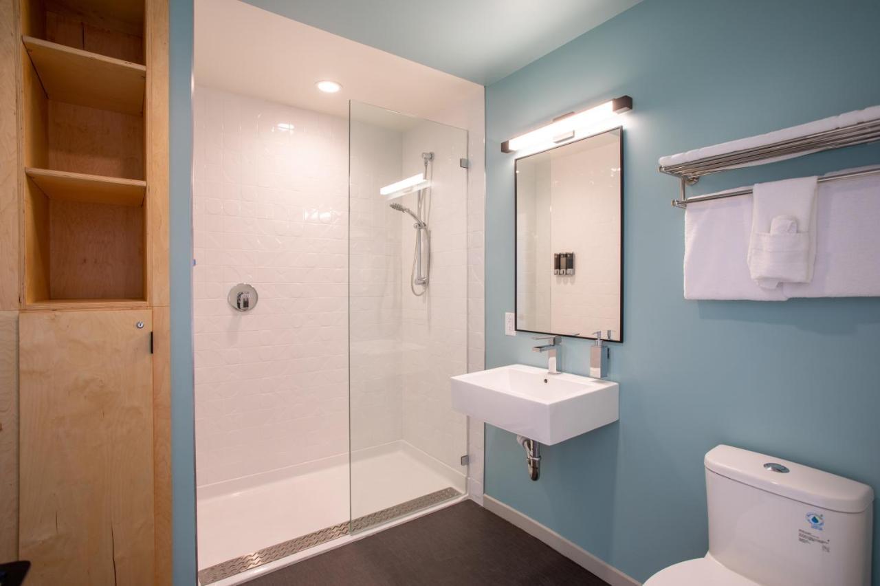 The Monterey Motel 2*