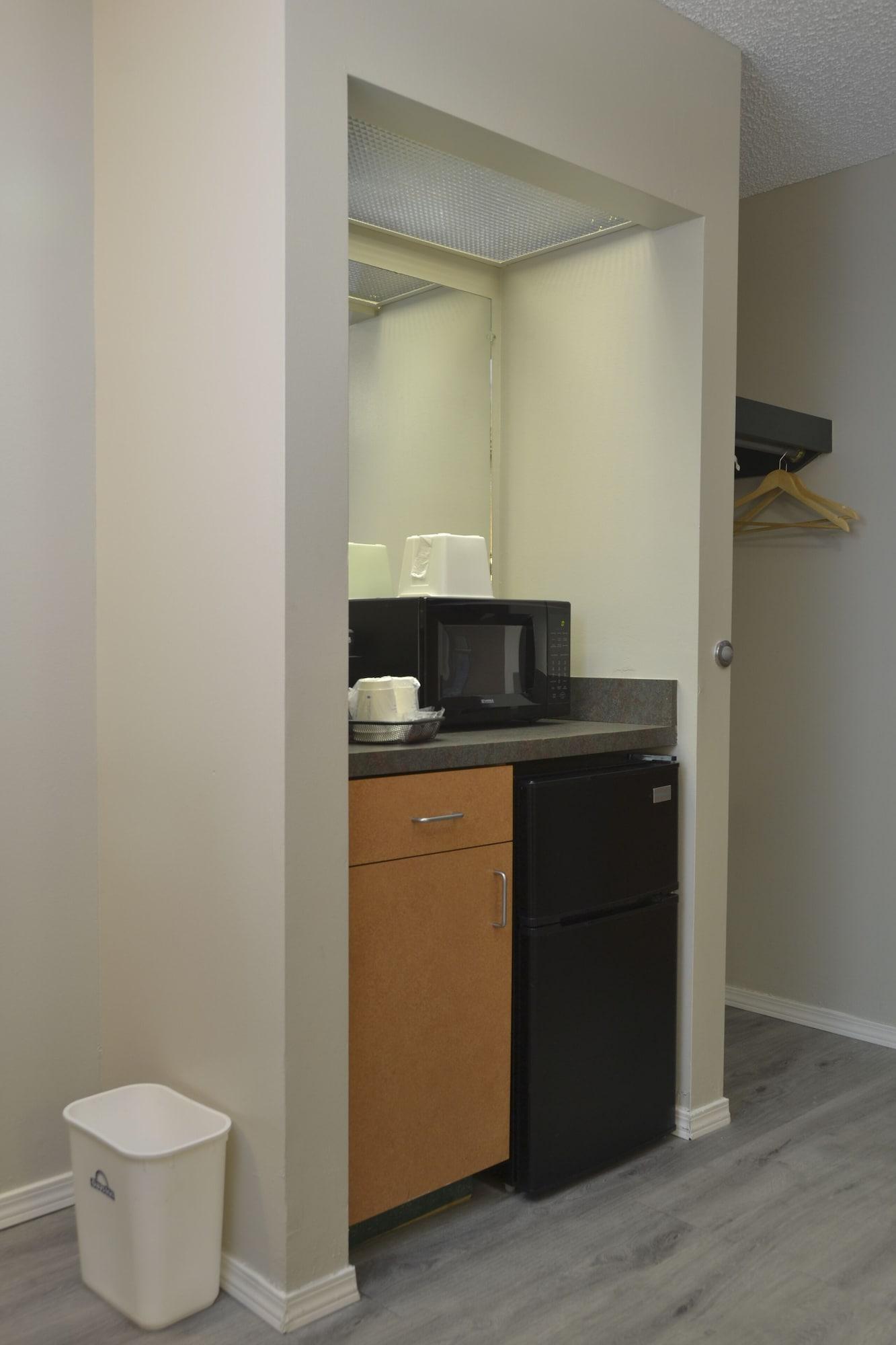 Days & By Wyndham Airport Hotel