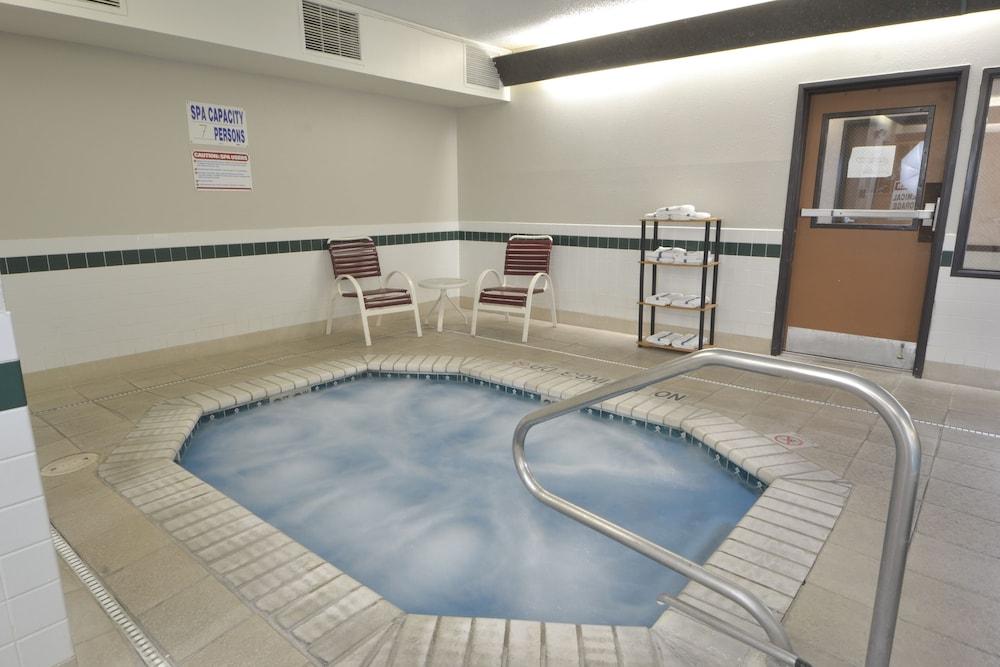 Days & By Wyndham Airport Hotel