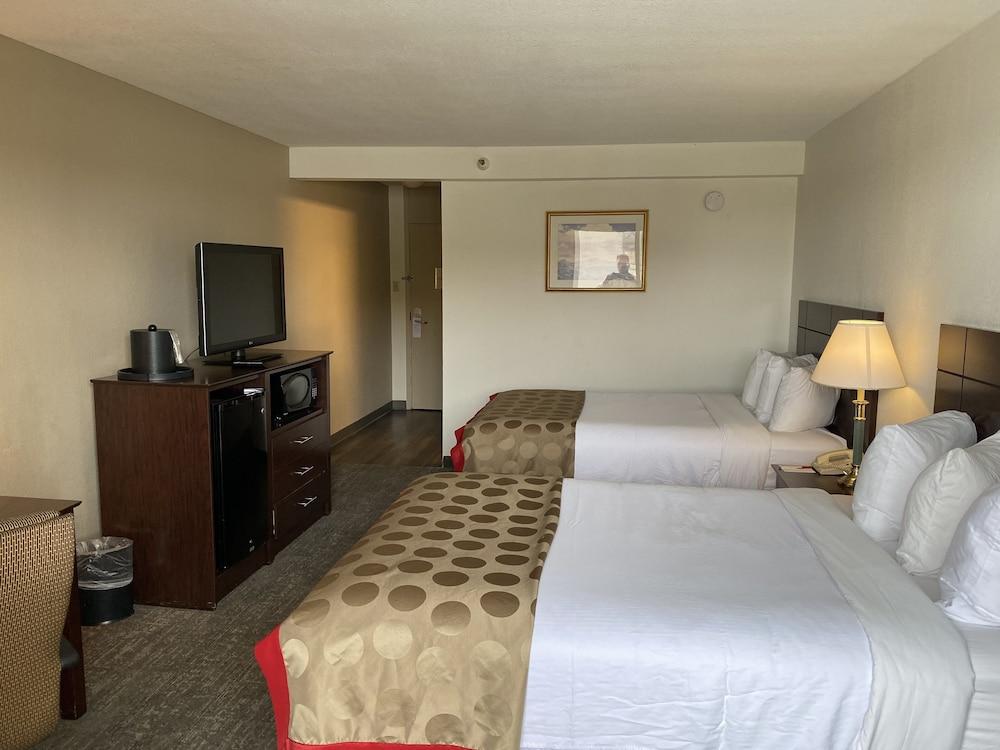 Ramada By Wyndham Midtown Hotel Albuquerque