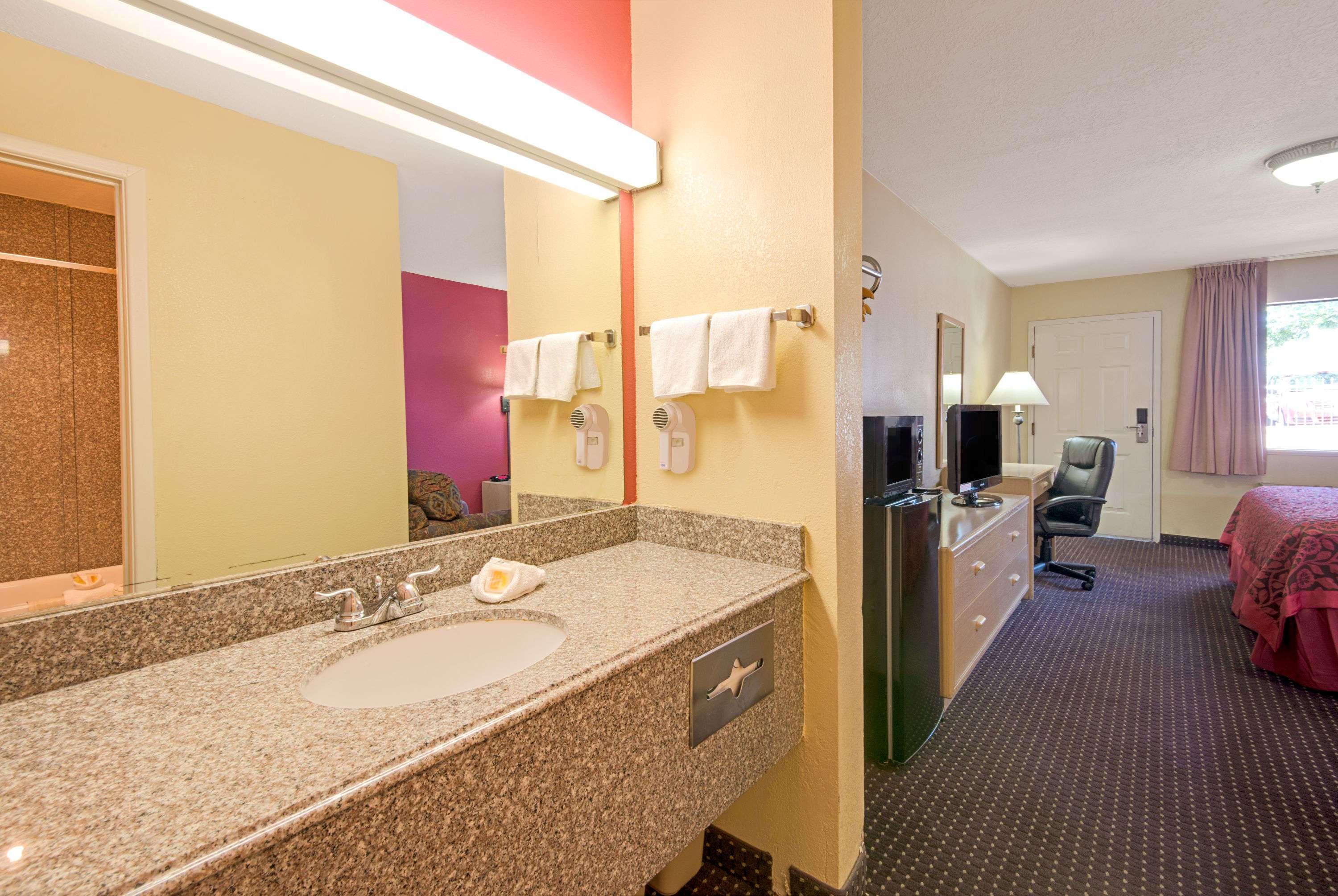 Hotel Days By Wyndham East 2*