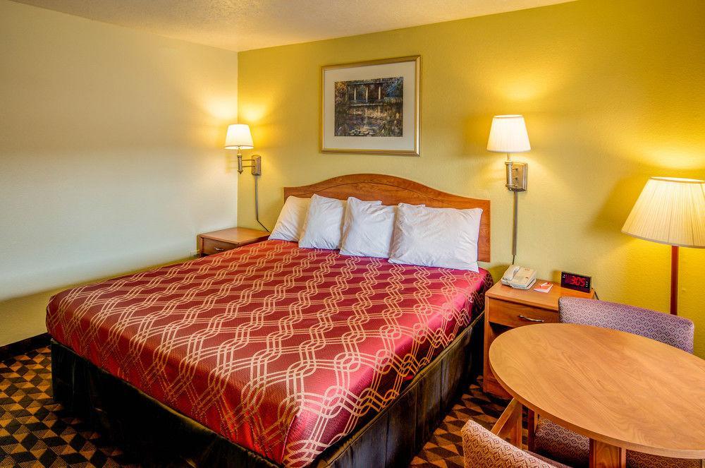 Econo East Motel 2*