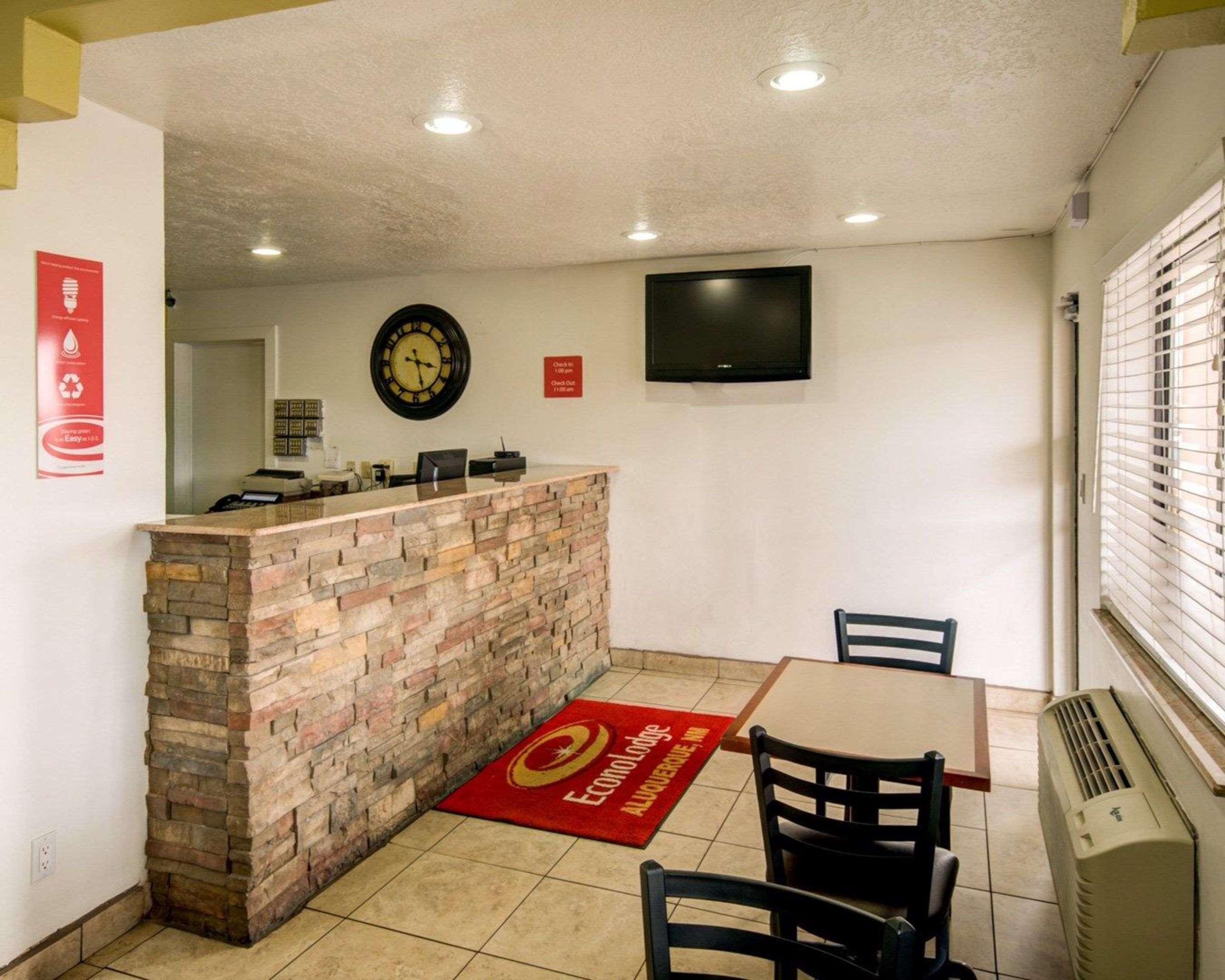 Motel Econo East 2*