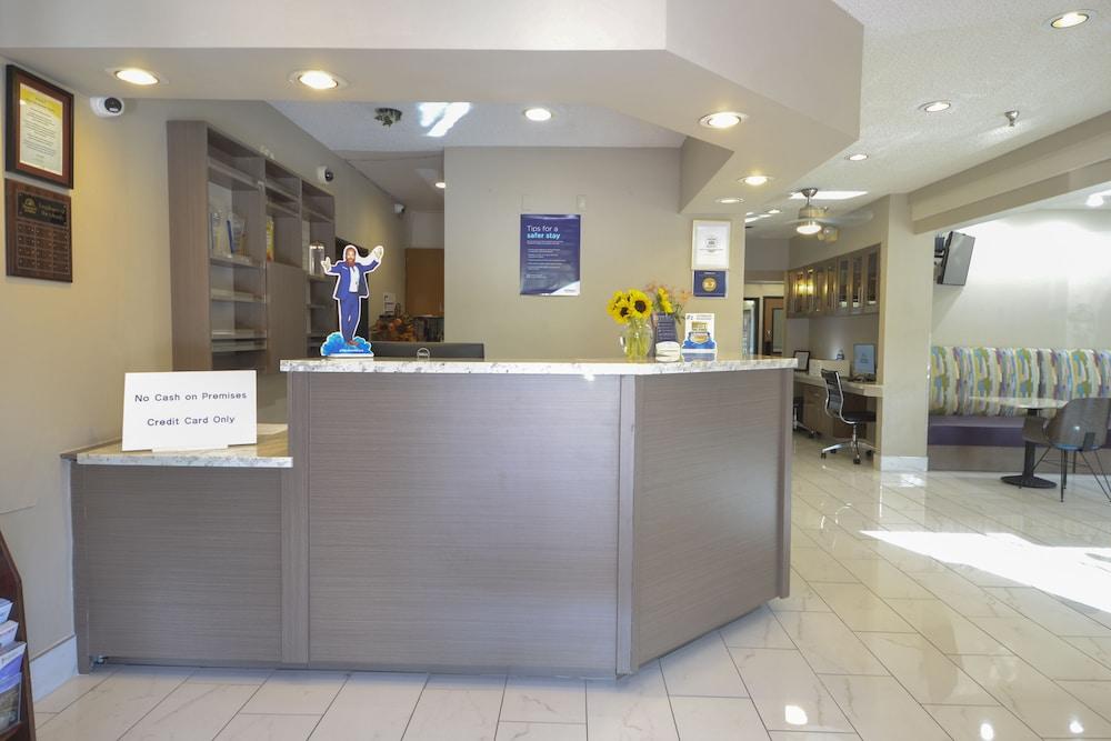 Days & By Wyndham Airport Hotel