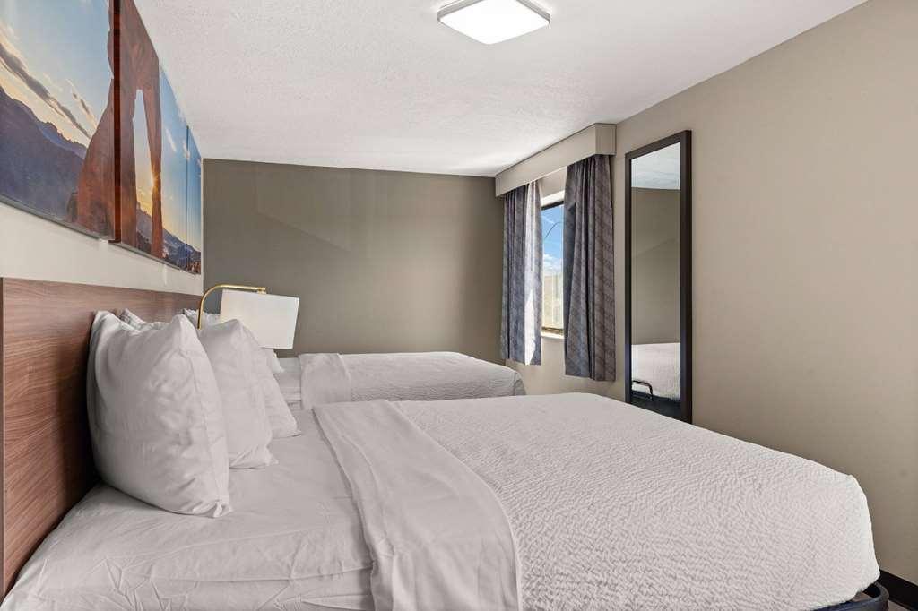 Hotel Days I-25 *